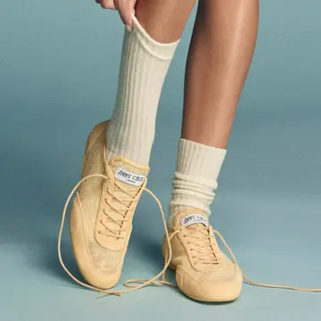 繊細なレースで軽やかな足元へ！　ジミー チュウの新作スニーカーが誕生【eclat’s pick up】