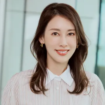 つぶれやすい髪質のセミロングはくびれフォルムでボリュームアップを狙う【40代・50代髪型】