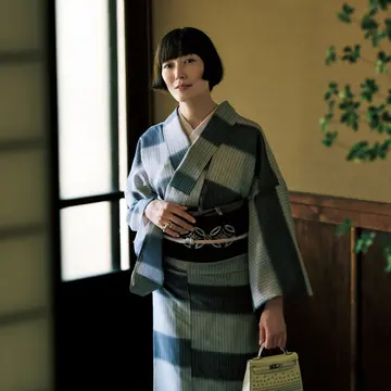 【俳優・板谷由夏の私をつくるジュエリー】横段文の夏大島紬にエルメスのシルバージュエリーで個性を添えて