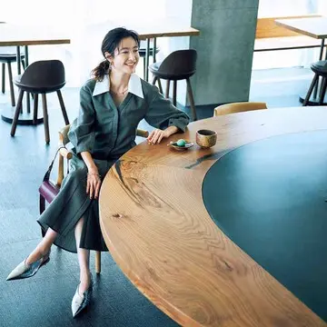 大きな白襟でレフ板効果を発揮！シルエットも顔映りもよく見えるワンピース【働く日の「毎日ワンピース」】