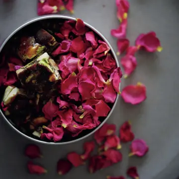 【大切な人に贈りたいスイーツ】帝国ホテル「ガルガンチュワ」の誕生石ローズ、「umami nuts」の新作薔薇菓子