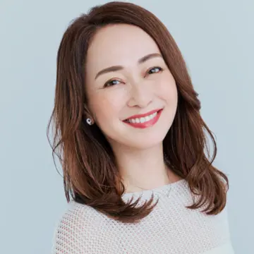 レイヤーを生かしたミディアムヘアで、まとまり感と華やかさをアップ【50代髪型・ヘアスタイル】