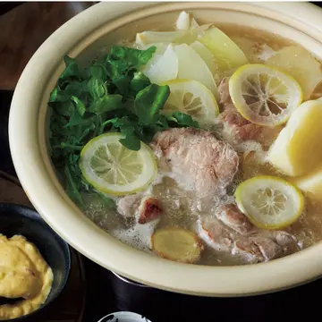 【堤人美さんの絶品鍋】さっぱり風味が魅力！豚肉と塩麹レモンの鍋