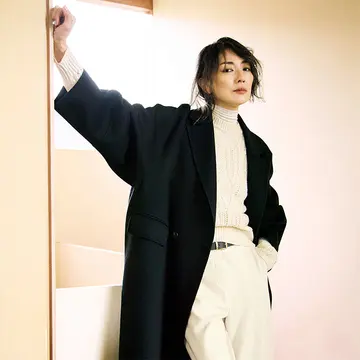 板谷由夏、セオリーリュクスで楽しむ秋の装い