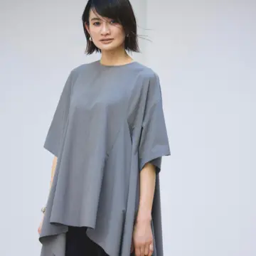 晩夏のワンツーコーデは、ダークなグレーと変化球シルエットで秋へつなげる。気温31℃｜8/30(土)【50代の毎日コーデ】