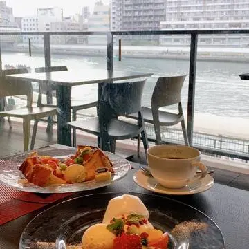 隅田川を眺めながらのんびりできるカフェへ。