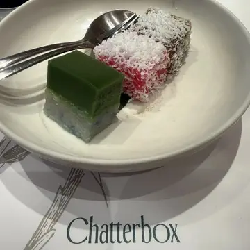 顔周りもスッキリ！大人の抜け感を意識した耳かけショートヘア【チームJマダムブログ人気記事週間ランキングTOP10】_1_7-2