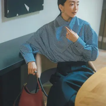 1枚で様になる変形デザインのブラウスで、冬のオフィスコーデをモダンに刷新！気温10℃｜1/19(月)【50代の毎日コーデ】