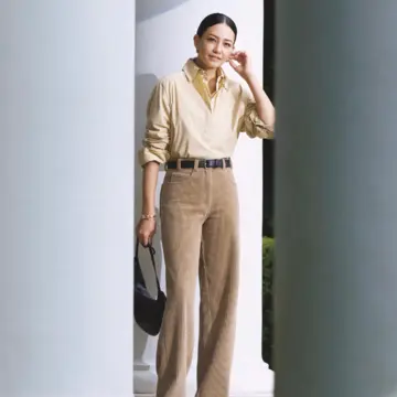 シャツ×シャツの重ね着で作るグラデーションでベージュコーデに奥行きをプラス。気温17℃｜11/18(火)【50代の毎日コーデ】