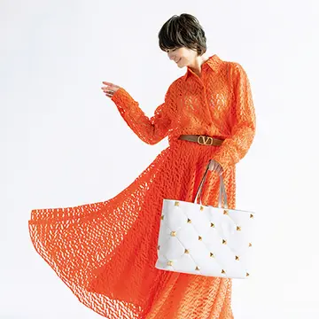 幅広いスタイルに使える「ヴァレンティノ」のショッピングバッグ【富岡佳子「絵になるバッグ」】