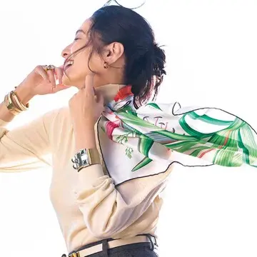 年末のイベントシーンに華やかさをプラス！「エルメス」のスカーフを首元のアクセントに