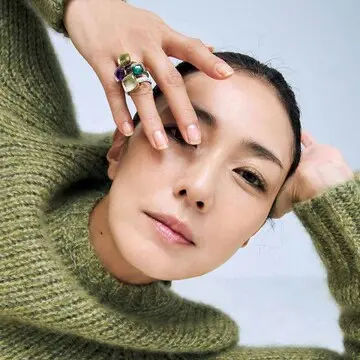 ポメラートのジュエリーが主役！冬ニットはカラーストーンで華やぐ。【俳優・板谷由夏の私をつくるジュエリー】