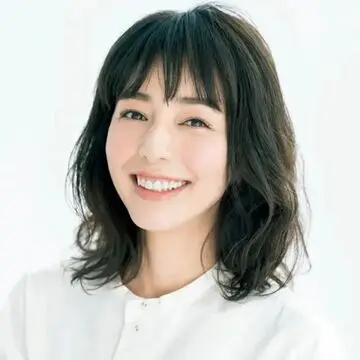ジメっとした梅雨時もおしゃれに見える！40代に似合う「大人のミディアムヘア」19選
