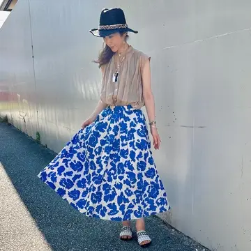 夏はプリントスカートで鮮やかに！