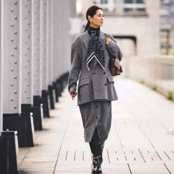 オーバーサイズの千鳥格子柄ジャケットは、スカートとセットアップで着こなしてトレンド感アップ。最高気温13℃｜12/11(木)【50代の毎日コーデ】