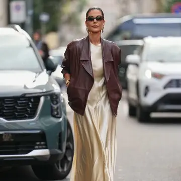 2025年秋冬はブラウンレザージャケットが大本命！上品さを漂わせる旬な着こなし方は？【おしゃれな大人は何着てる？海外ファッションSNAP vol.01】