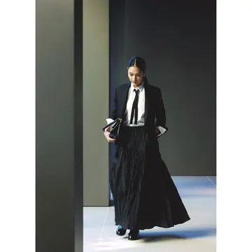 ハンサムなタキシードジャケットとフレアスカートでオフィス仕様の黒コーデをドレスアップ！気温22℃｜5/14(水)【50代の毎日コーデ】