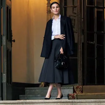 黒を選んでシックに着こなす！ヒロイン気分高まる「サーキュラースカート」