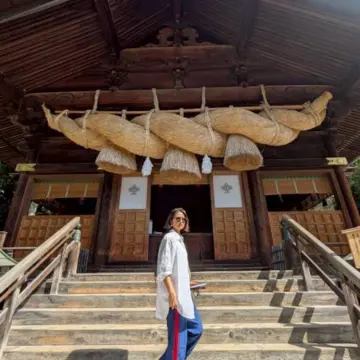 パワースポットの自然と融合する最古の神社