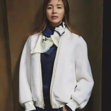 ムートンブルゾンにシルクスカーフのリッチさを足した大人の上級カジュアルコーデ。最低気温4℃｜1/30(金)【50代の毎日コーデ】