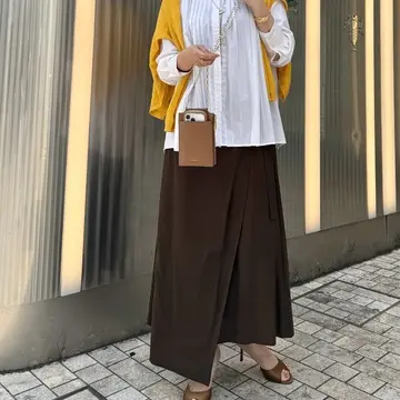スマホウォレットバッグはゴールドチェーン付きで華やかに♡