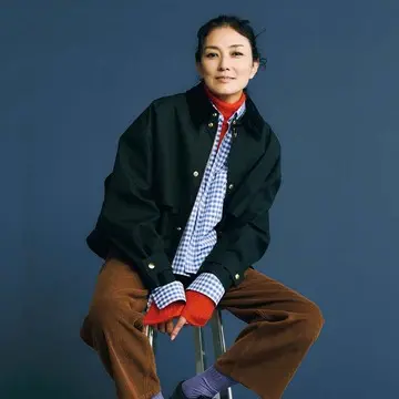 赤ニットで差し色をプラス！大人女性のボーイッシュコーデ【セリーヌの秋ニットコーデ】
