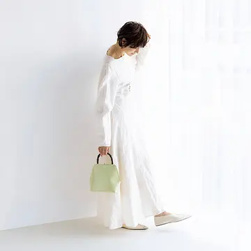 「ジル サンダー」のパステルカラーバッグで春コーデに大人のモード感を【富岡佳子「絵になるバッグ」】