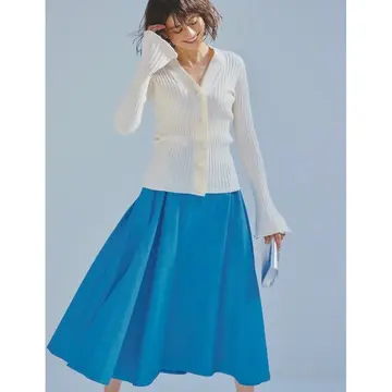 白×ブルーのさわやかカラーのペアリングでフェミニンなスカートコーデの好感度をアップ！気温24℃｜5/10(土)【50代の毎日コーデ】