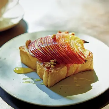 朝食やおやつにぴったり！りんごトースト、贅沢タルトタタンの作り方【大人の甘美なりんごレシピ】