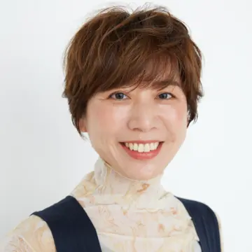気分もボリュームもアップ！ふんわりトップとハネ感で遊び心のあるショートヘアに【50代髪型・ヘアスタイル】