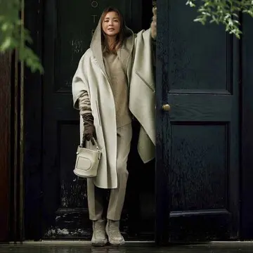 はおるだけで映えるグレージュの「マントコート」を主役に！【戸野塚かおるの「ウィークエンド・ラグジュアリー」】