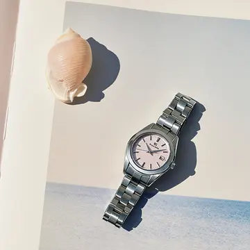 【グランドセイコーの夏時計】淡いピンクのダイヤルが夏の手もとに映える