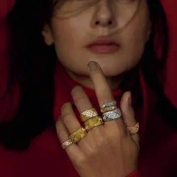 大人の手元を華やかに魅せる「シャネル」の新作リング【特別な日を照らす幸福感ジュエリー】