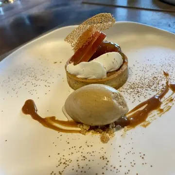 顔周りもスッキリ！大人の抜け感を意識した耳かけショートヘア【チームJマダムブログ人気記事週間ランキングTOP10】_1_9-3