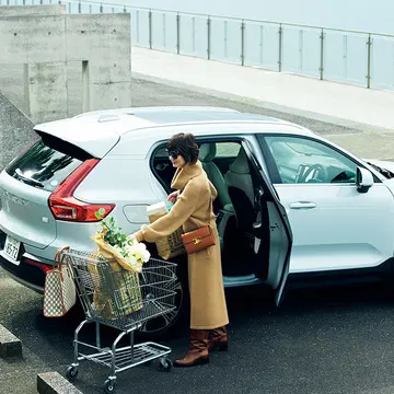 買い物ドライブは「バッグ2個持ち」でスタイルアップ！【富岡佳子「車に乗る日のおしゃれ」】