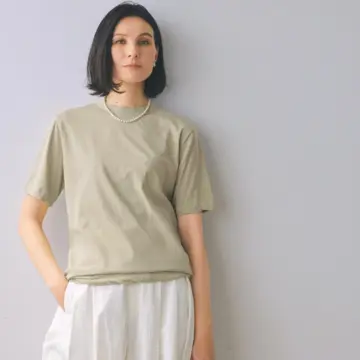 ベージュ×白のやさしげ配色で、大人の余裕を感じさせるカジュアルコーデに。気温31℃｜9/13(土)【50代の毎日コーデ】