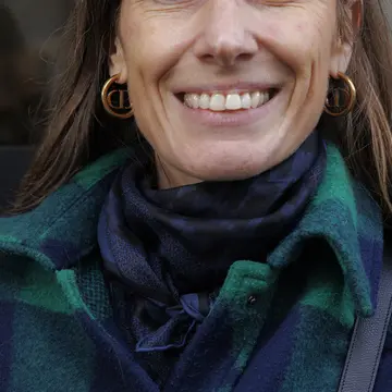 大人のスカーフアレンジ5選。冬こそ、顔まわりを華やかに【パリ・ミラノのおしゃれマダムSNAP 2025-2026冬】