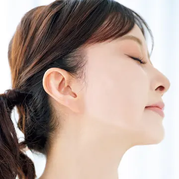 【石井美保さん エクラ世代になって始めたケア】アイケアや表情筋トレーニング、血管&amp;リンパケアを実践中！