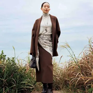 アレンジ自在！大判ストールをウエストに巻いて冬のコーデを軽やかに【冬の主役になるエルメスのスカーフ】