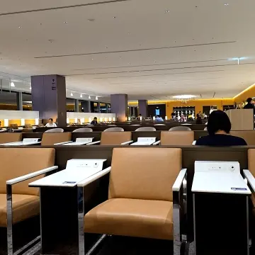 ラウンジと機内食など