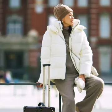 白ダウン×グレージュコーデで、真冬の旅もあたたか&amp;華やかに！最低気温0℃｜2/1(日)【50代の毎日コーデ】