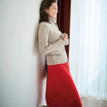 発色とシルエットにこだわった大人のための赤スカート