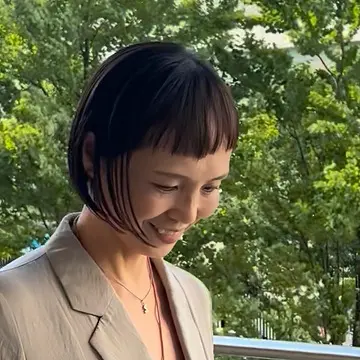髪質を活かしてショートボブに。首元スッキリで体感気温マイナス3度下がった気分