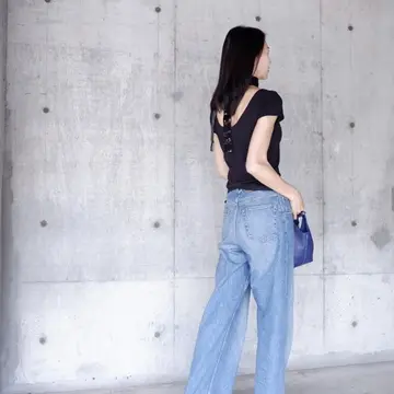 【ユニクロ】Tシャツで初夏の大人の肌見せ