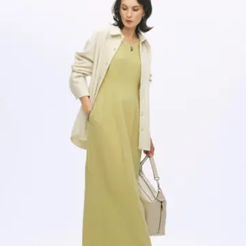 オフホワイト×クリームイエローのペアリングで秋のおしゃれをフレッシュに更新。最低気温12℃｜11/22(土)【50代の毎日コーデ】