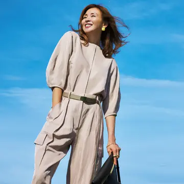 【50代のセンスある日常着】光沢感のある素材でセットアップをほどよくリュクスに