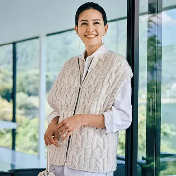 今どきのゆったりフォルムも魅力！編み地でひと技効かせたニットをスポーティに着こなす