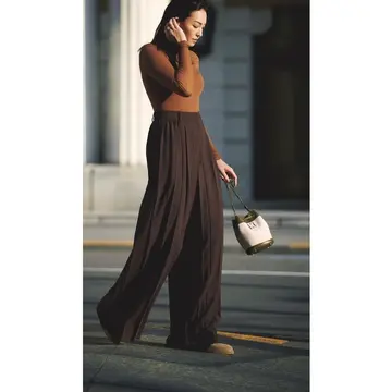 上品に映える初夏のブラウンコーデでラフなワンツーコーデをリュクスに見せる。最高気温24℃｜5/23(金)【50代の毎日コーデ】