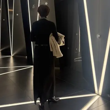 一着のブラックタイトスカートから始まるミニマムな装い