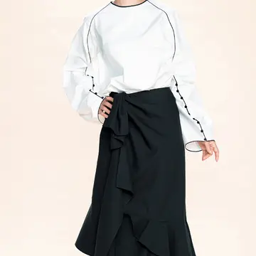 1. 白×黒、ブラウス＋スカートにフェミニンとモードをひとさじ